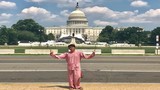 Danh hài Hoài Linh mặc đồ bà ba, đi dép tông “chất lừ” du lịch nước Mỹ 