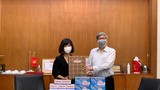Báo Kiến Thức trao tặng Liên hiệp các Hội KH&KT Việt Nam khẩu trang, bông cồn phòng dịch Covid-19 