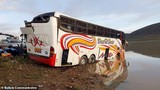 Video: Xe bus đấu đầu xe ben, 24 người thiệt mạng