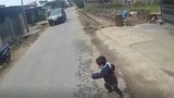 Video: Bé trai lao nhanh sang đường suýt nữa bị ô tô đâm trúng
