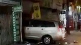 Video: Ô tô lao thẳng vào nhà tông bay 2 người