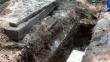 Ngôi mộ cổ ở Quảng Nam bị đào xới vung vãi