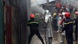 Ảnh: Cảnh sát dùng búa phá tôn cứu hỏa cháy xưởng nhựa ở Hà Nội