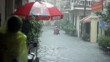 Ảnh: Đường phố Hà Nội biến thành sông do ảnh hưởng bão số 2