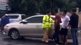 Lái ô tô vi phạm, rút gậy đánh CSGT giữa đường Hà Nội