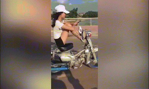 Nữ sinh xăm trổ lái xe máy bằng chân là ai?