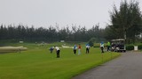 Bất chấp lệnh giãn cách, nhiều người chơi vẫn tụ tập đánh golf