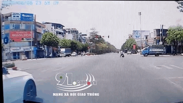 Video: Vô tư vượt đèn đỏ, người phụ nữ bị xe tải kéo lê trên đường