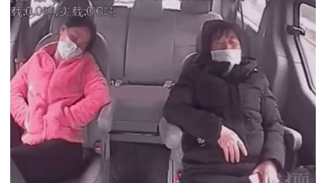 Clip: Không thắt dây an toàn, 2 người phụ nữ bay lộn nhào trong ô tô