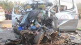  Xe du lịch tông xe tải làm 9 người chết