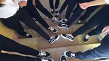 Lớp học mua 38 đôi giày "chất chơi" làm đồng phục siêu độc