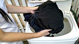 Tuyệt chiêu giặt quần áo tối màu không phai