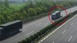 Bé gái bay khỏi ô tô trên cao tốc, xe container phanh cháy đường 
