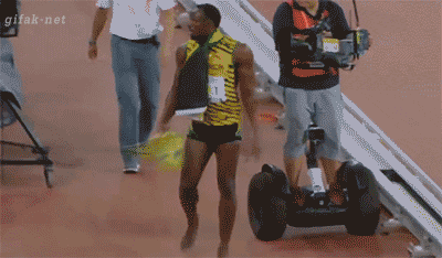 Vừa về nhất, Usain Bolt bị phóng viên húc ngã chổng vó
