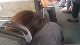 Lộ diện “soái ca xe bus” cho cô gái gối đầu lên chân