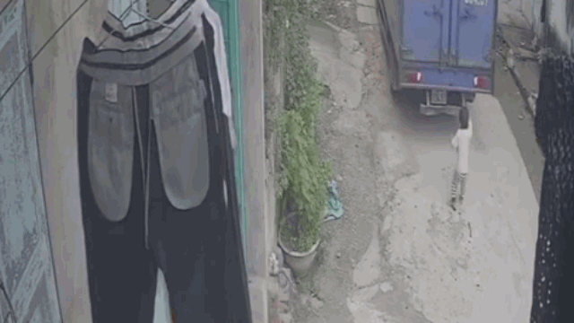 Video: Rơi vào điểm mù, bé trai bị xe tải cuốn vào gầm