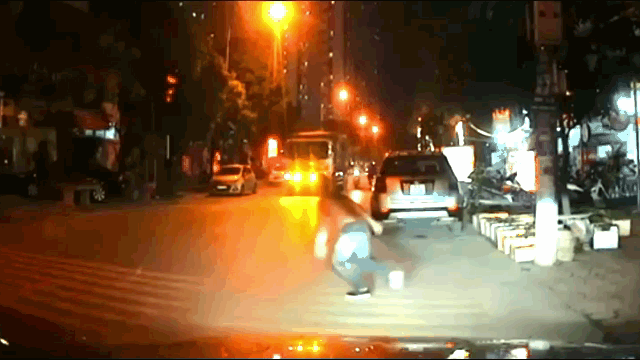 Video: Người đàn ông gào thét giữa đường rồi lao thẳng vào đầu xe tải