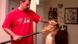 Bố buộc tóc cho con gái nhanh đến khó tin