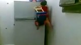 Bé trai 4 tuổi vác xe trèo nóc tủ lạnh nhanh thoăn thoắt