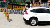 Xem võ sư Thiếu Lâm dùng một tai kéo xe SUV
