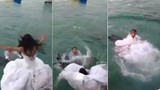 Cô dâu suýt chết đuối vì thích chụp ảnh cưới dưới nước