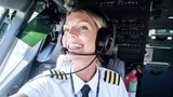 Nữ phi công thích “tự sướng” gây bão trên Instagram 