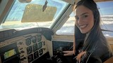 Ngắm nữ phi công xinh đẹp nhất thế giới “hút hồn” hành khách