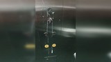 3 thiếu niên Singapore bị điều tra vì nhổ nước bọt vào nút thang máy