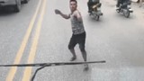Video: Nam thanh niên chặn đầu ô tô thách thức rồi cầm gạch ném vỡ kính