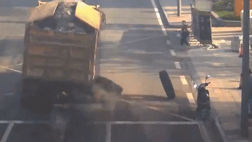 Video: Đang chạy, bánh xe tải văng ra ngoài đập trúng người đi bộ 