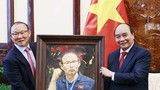 Chủ tịch nước tặng tranh cho HLV Park Hang Seo và HLV Mai Đức Chung