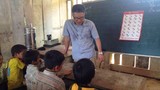 Ảnh GS. Ngô Bảo Châu giản dị dạy chữ cho trẻ em vùng cao