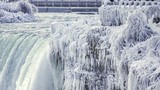 Video: Cảnh tượng tuyệt đẹp thác nước đóng băng ở Bắc Mỹ