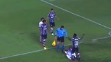 Video: Ăn vạ vụng về trước mặt trọng tài, thủ môn nhận ngay kết đắng