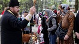 Mặc căng thẳng, lính và dân Ukraine ăn mừng Lễ Phục sinh