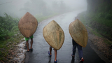 Áo mưa kỳ lạ của người dân sống tại nơi ẩm ướt nhất Trái Đất