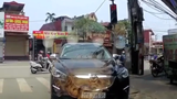 Video: Nam tài xế “ngang nhiên” dừng ô tô chặn đầu xe khác rồi bỏ đi