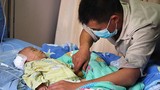 Con trai mắc bệnh hiểm nghèo, cha tuyệt vọng quỳ xuống cầu xin bác sĩ