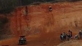Video: Lao ngược xe lên dốc dựng đứng rồi diễn xiếc