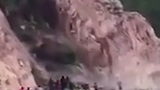 Video: Thấy lở núi không chạy mà đứng lại la hét, người phụ nữ bị chôn sống