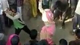 Video: Chồng đánh vợ 100 roi rồi mặc người khác sàm sỡ gây phẫn nộ