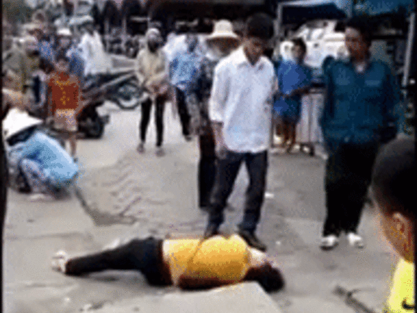 Chồng nhẫn tâm đánh vợ té ngã rồi đạp vào mặt ngay giữa chợ
