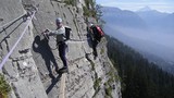 Video: Cận cảnh tu sửa con đường leo núi hiểm trở nhất thế gian