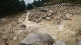 Video: Mưa lũ tạo suối rộng hàng chục mét ở Hà Giang