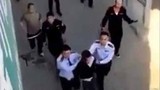 Trung Quốc: Bị truy nã, lái xe vào đồn cảnh sát đâm chết 2 người