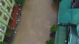 Video: Nước lũ cuồn cuộn từ góc nhìn trên cao 