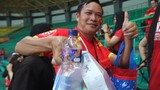 Video: Học tập người Nhật, CĐV Việt Nam nhặt rác sau trận thắng Bahrain