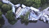 Video: Tàu trật đường ray, lao xuống sông, nhiều khoang vỡ nát