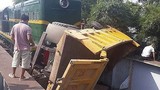 Video: Tàu hỏa và xe tải đâm nhau, 3 người trọng thương ở Hà Nội