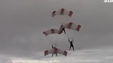 Video: Thót tim cảnh người nhảy dù Úc va vào nhau, rơi tự do từ độ cao 2000m
